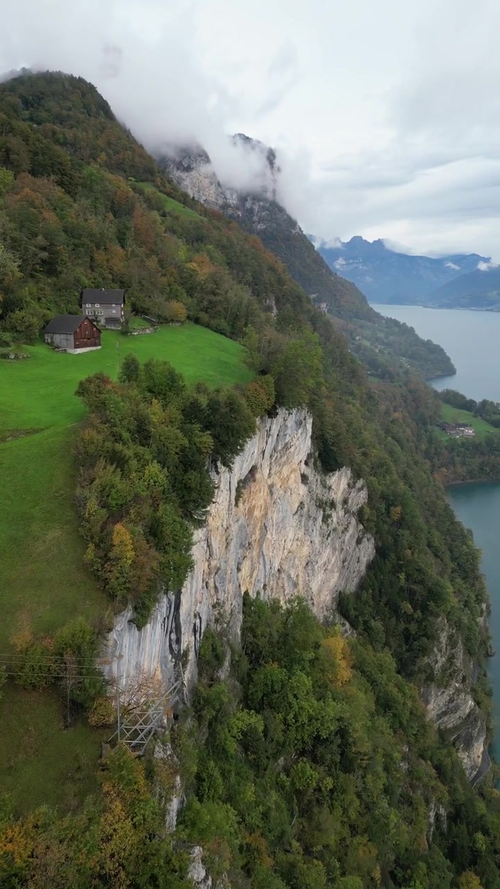 Vuorenrinteen Airbnb Sveitsissä, rinteeltä avautuu näkymä Walen-järvelle (Walensee), pystysuuntainen ilmakuva