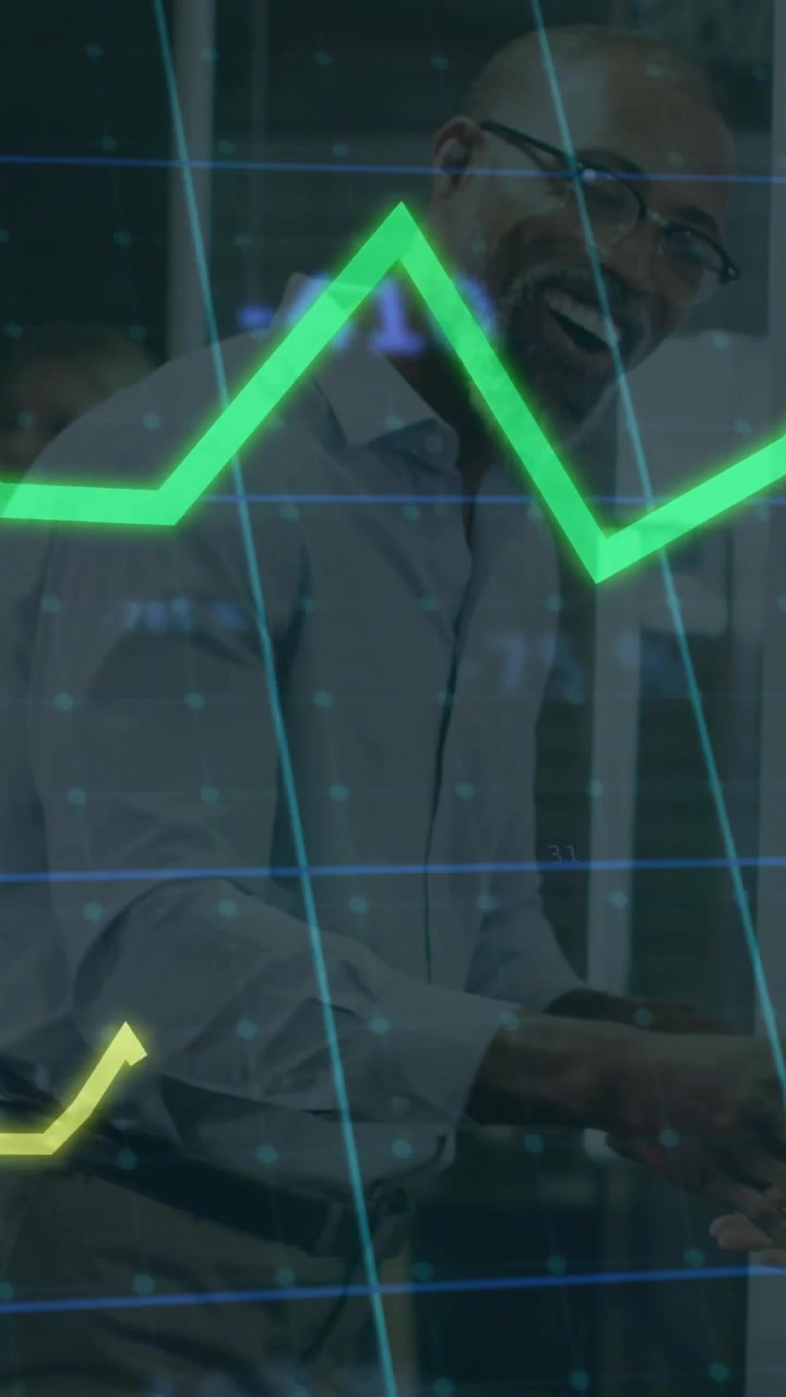 Video verticale: Manager che si sporge in avanti mentre visualizza grafici di mercato come una leggera sovrapposizione che attraversa l'inquadratura.