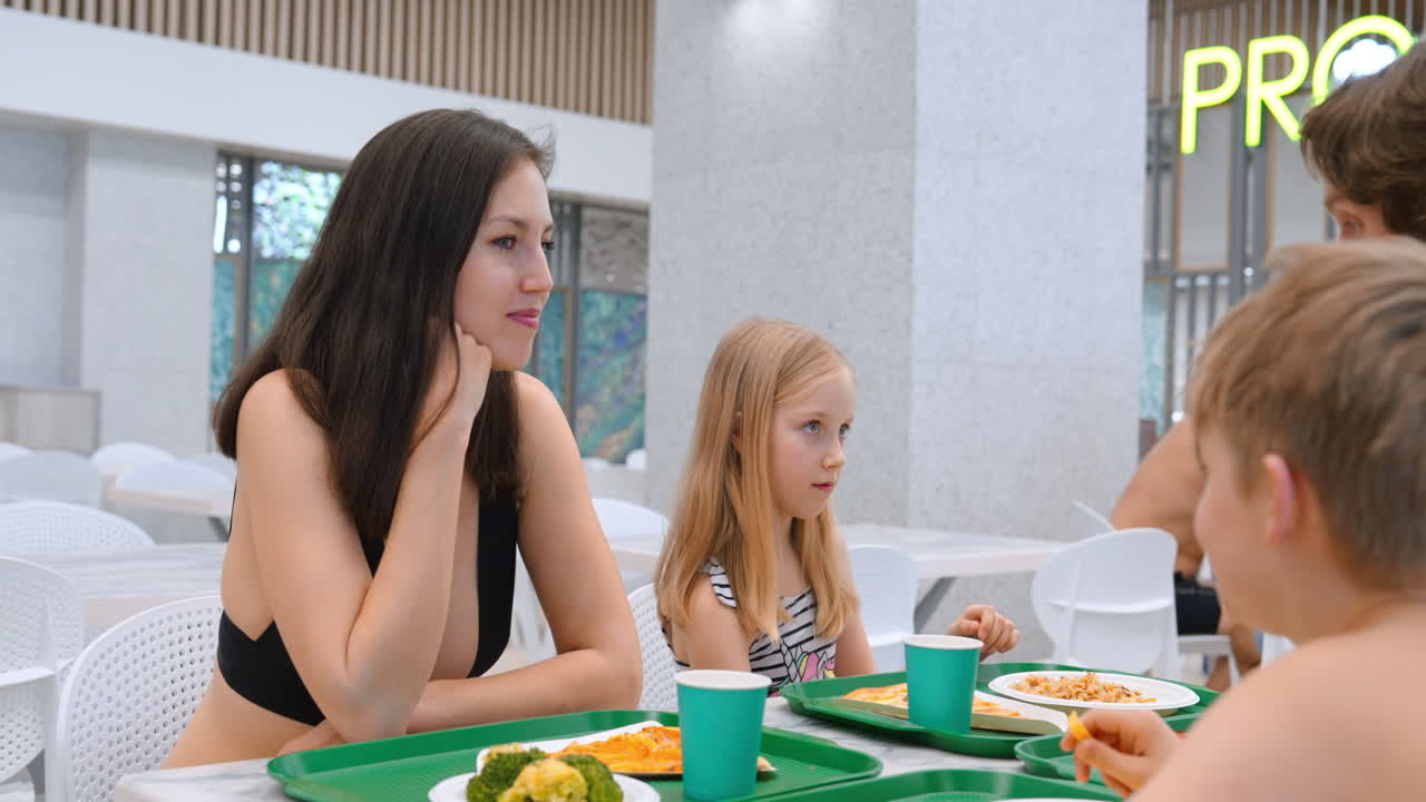 Cena di famiglia in un'area ristorazione