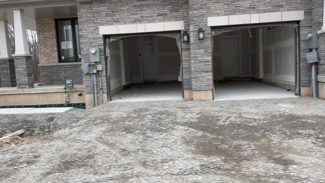 흐린 날에 새로운 주택 커뮤니티 건설 - 계약자들은 집과 마을 주택 및 주택 커뮤니티에서 주택을 위한 새로운 기반을 마련하기 위해 파고 있습니다.