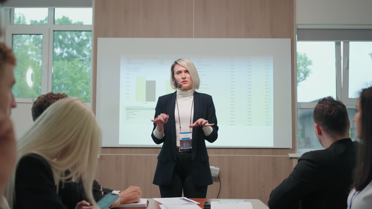 entrenadora de negocios está hablando frente a jóvenes especialistas y empresarios educación