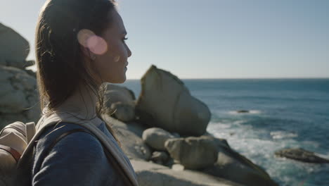 de cerca joven turista independiente mujer mirando el hermoso océano vista de la costa disfrutando explorando vacaciones exitosas aventura estilo de vida logro