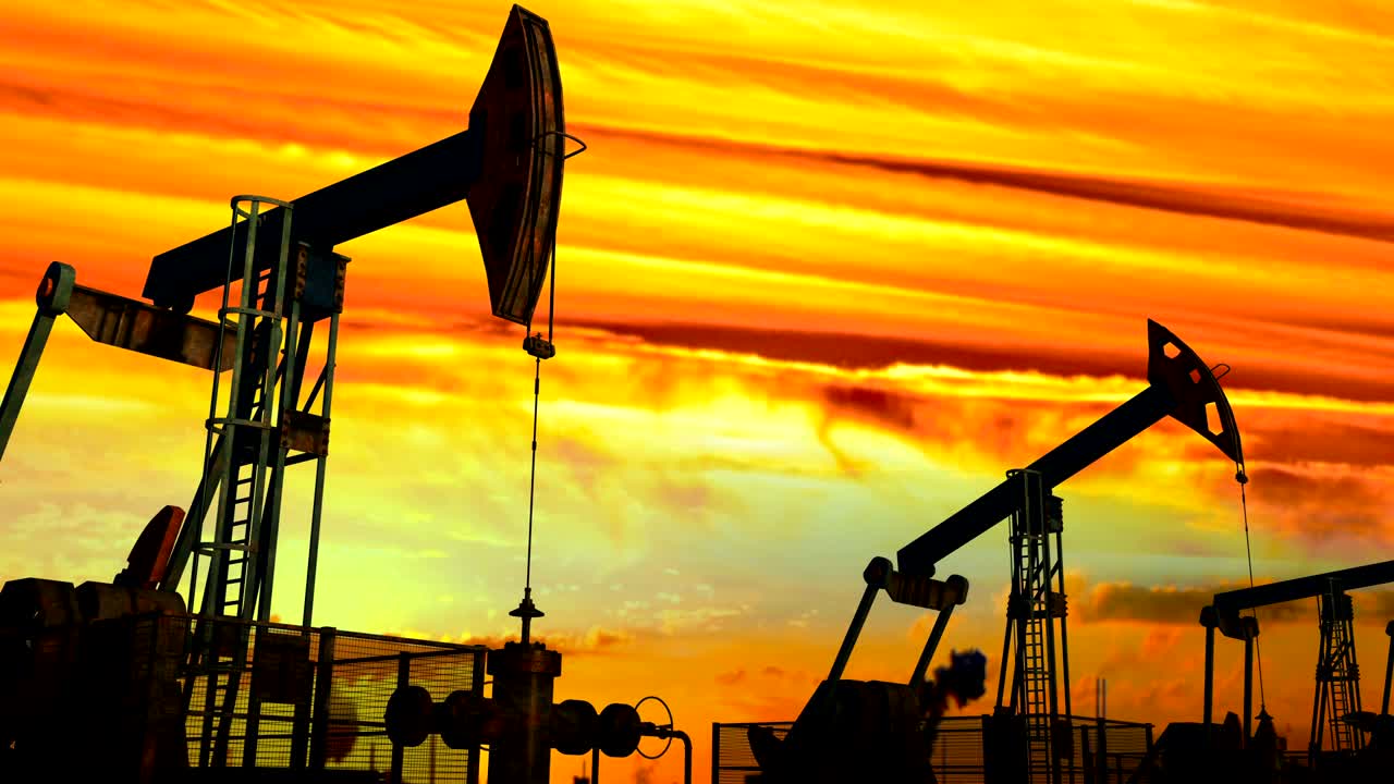 movimiento en bucle a lo largo de las tomas de la bomba de aceite contra el anochecer