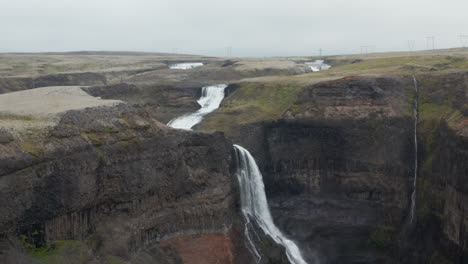 Vista-De-Pájaro-De-La-Cascada-De-Haifoss-En-El-Sur-De-Islandia.-Increíble-Vista-Aérea-De-La-Famosa-Cascada-De-Haifoss-Y-El-Río-Fosa-En-El-Valle-Del-Cañón-Landmannalaugar