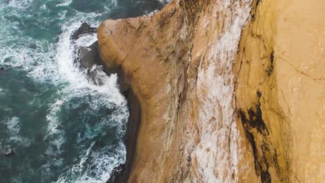 Toma-Aérea-De-Pájaros-Dando-Vueltas-Alrededor-De-Su-Lugar-De-Anidación-En-El-Lado-Del-Océano-Del-Parque-Nacional-De-Paracas