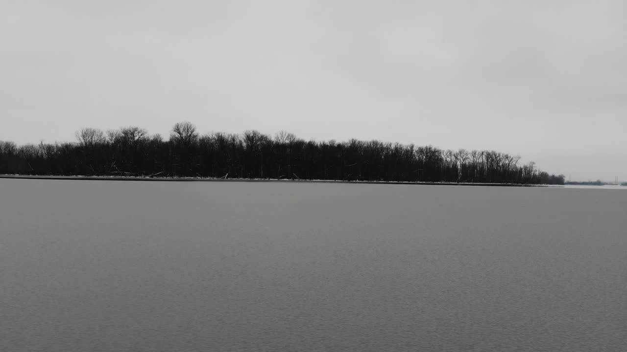 부분적으로 얼어붙은 크레브 쾨르 호수의 작은 섬을 향한 저공비행