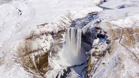 Luftaufnahmen-Einer-4K-Drohne-Bieten-Einen-Weitwinkelblick-Auf-Den-Schnell-Fließenden-Wasserfall-Kirkjufellsfoss-In-Islands-Atemberaubender-Landschaft