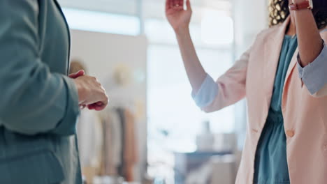 mujeres diseñadoras, apretón de manos y trato en el taller