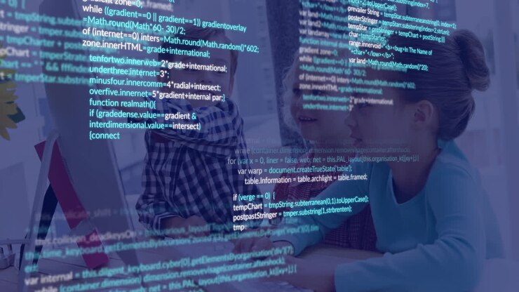 Niños usando computadora con animación de código de programación sobre la pantalla.