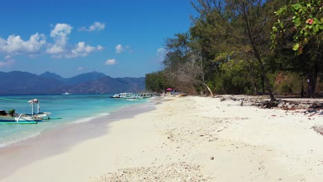 Hermosa-Playa-De-Arena-Blanca-De-Las-Bermudas-Con-árboles-Y-Botes-Flotando-En-La-Costa