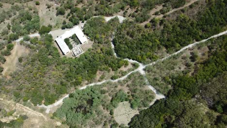 fotografía aérea de un laberinto de piedras en el campo durante el día