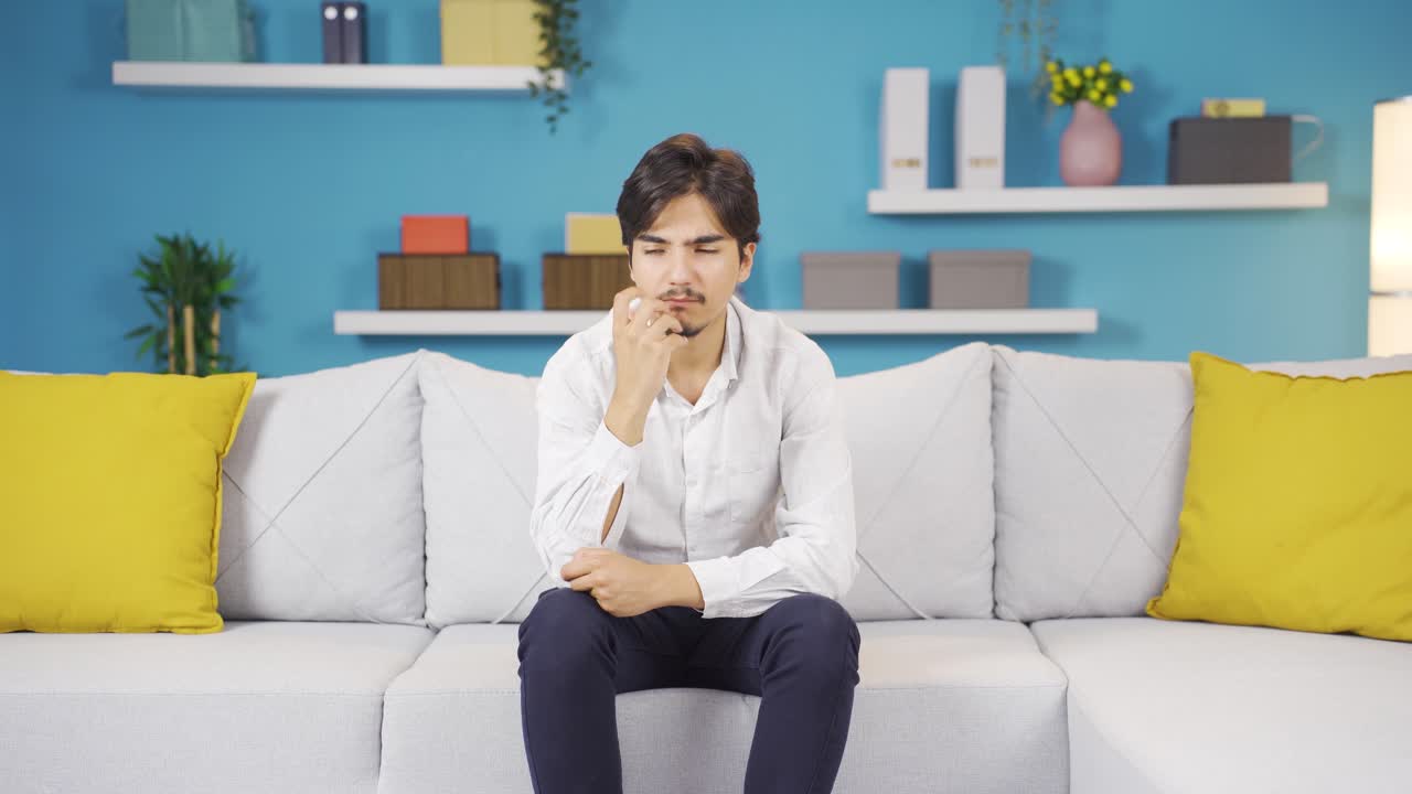 카메라를 사려 깊게 바라보는 남자.