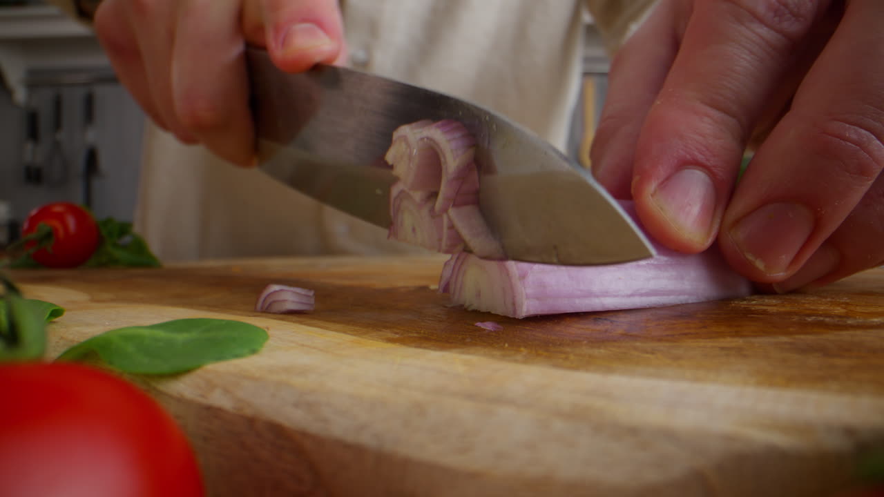 cortar las cebollas rojas