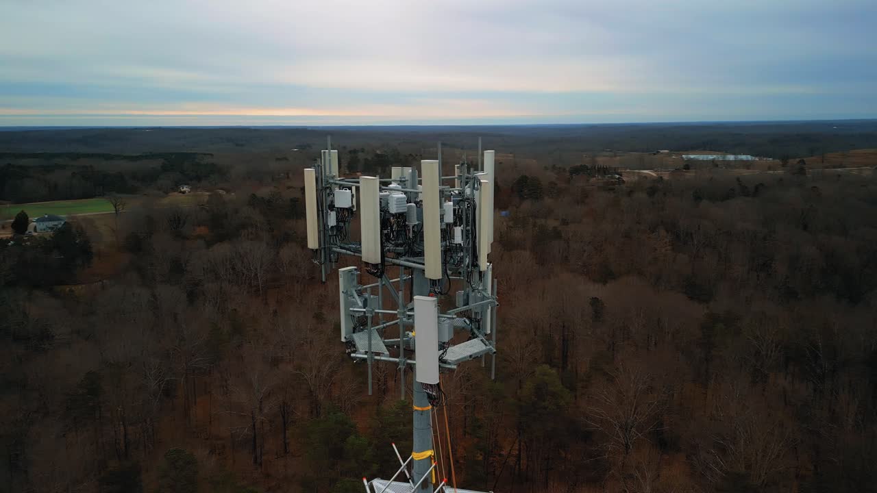 disparo aéreo girando alrededor de la torre de teléfono celular en la naturaleza