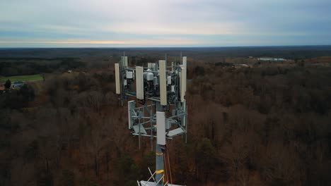 Toma-Aérea-Girando-Alrededor-De-La-Torre-De-Telefonía-Celular-En-La-Naturaleza