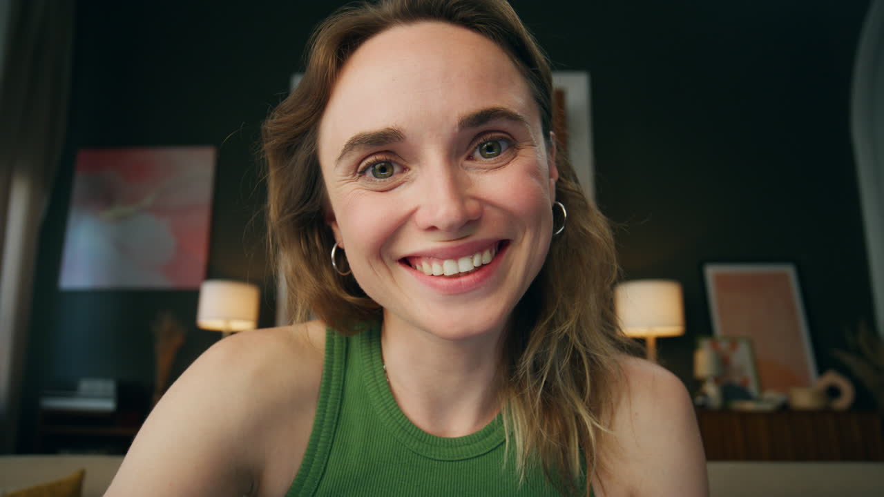 mujer de negocios alegre hablando video chat casa pov vista. mujer sonriente llamando