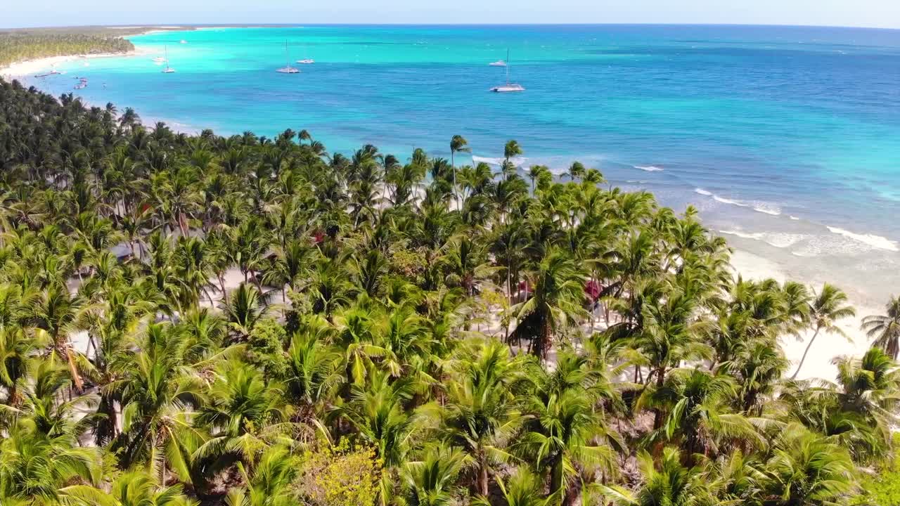 La splendida bellezza di una spiaggia paradisiaca tropicale con sabbia bianca immacolata e acque turchesi cristalline.