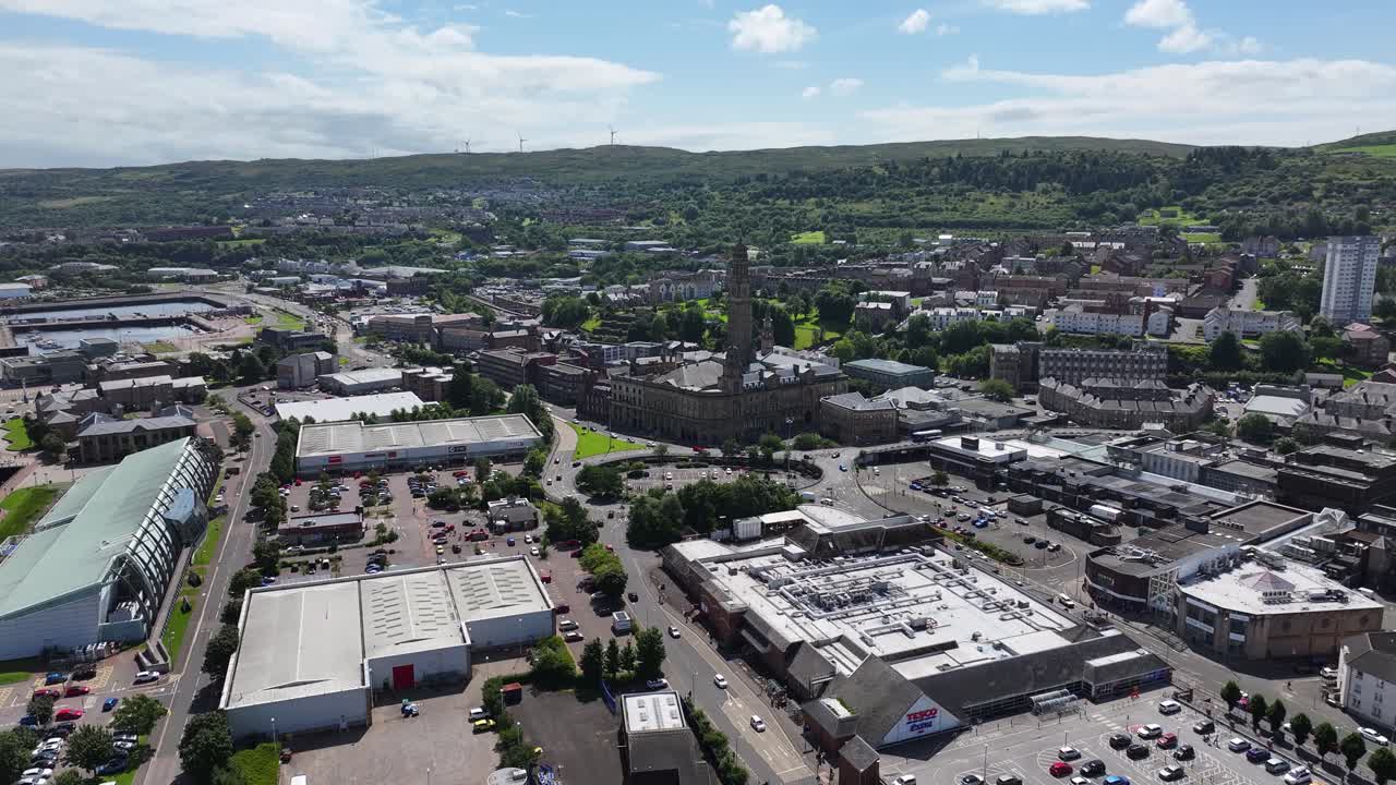 vista aérea, el ayuntamiento de greenock y el paisaje de la ciudad en un soleado día de verano, disparo de drone 60 fps