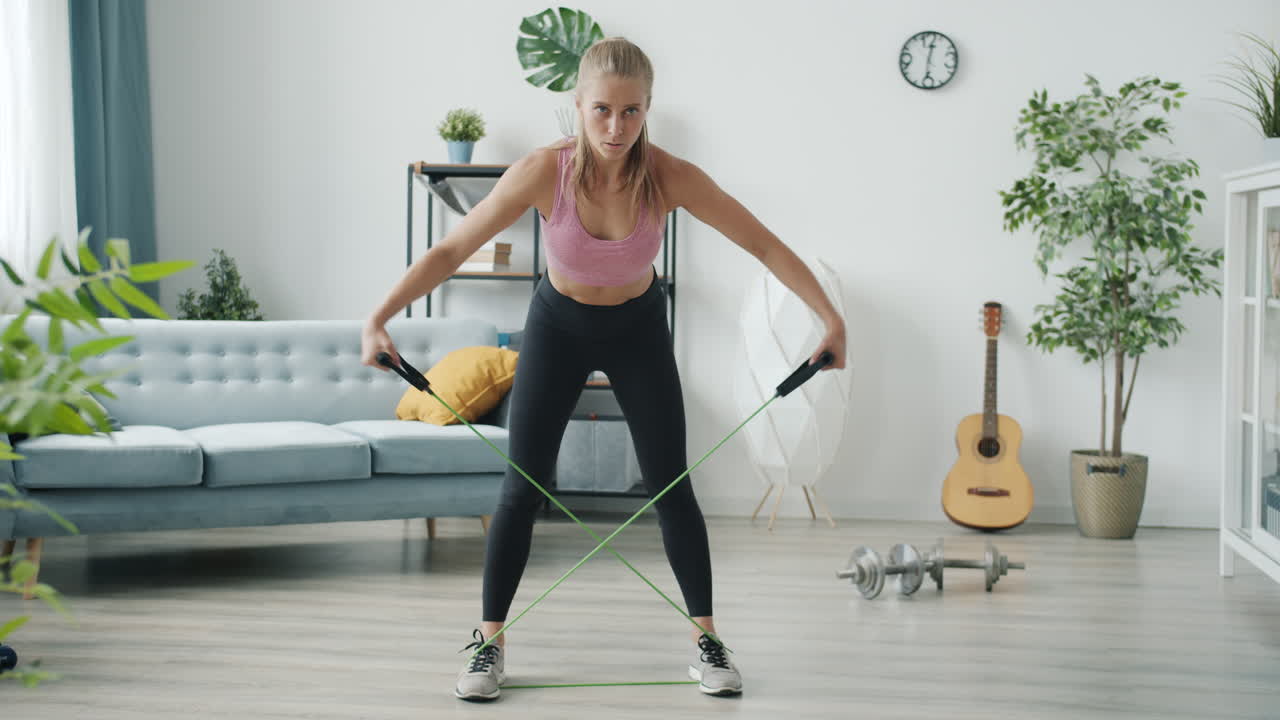mujer haciendo entrenamiento de banda de resistencia en casa