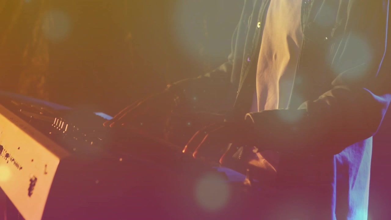 Musicista uomo che inizia il set su segnale luminoso, suonando musica mentre onde sonore animate reagiscono alle manopole.