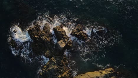 Las-Olas-De-La-Marea-Del-Océano-Golpean-Contra-Las-Rocas-Durante-La-Puesta-De-Sol