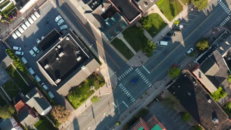 Motorradfahren-Auf-Der-Straße-Durch-Die-Stadt