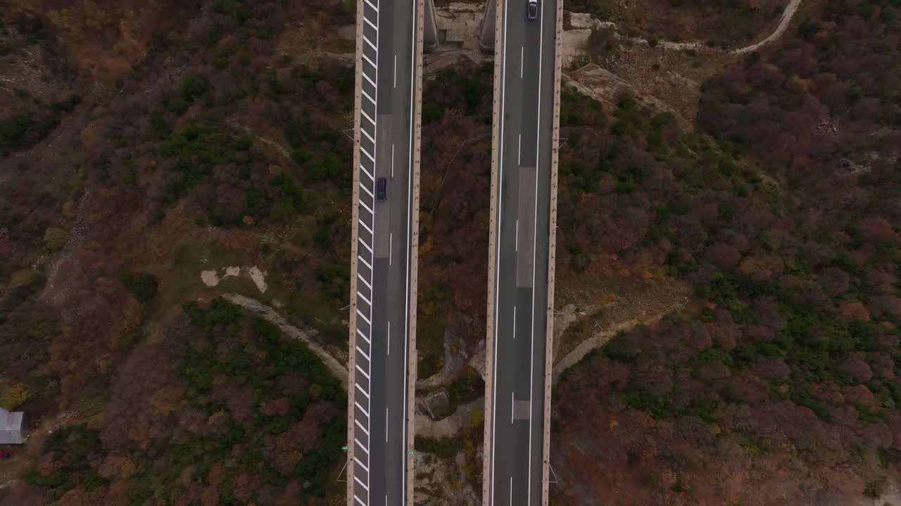 Scena aerea di una lunga strada che attraversa un terreno accidentato, Metsovo