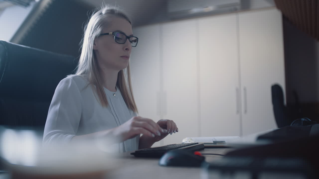 mujer emprendedora responde a los correos electrónicos en la oficina