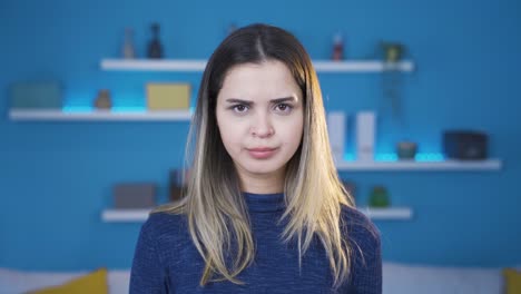 una joven frustrada expresando que debería callarse.