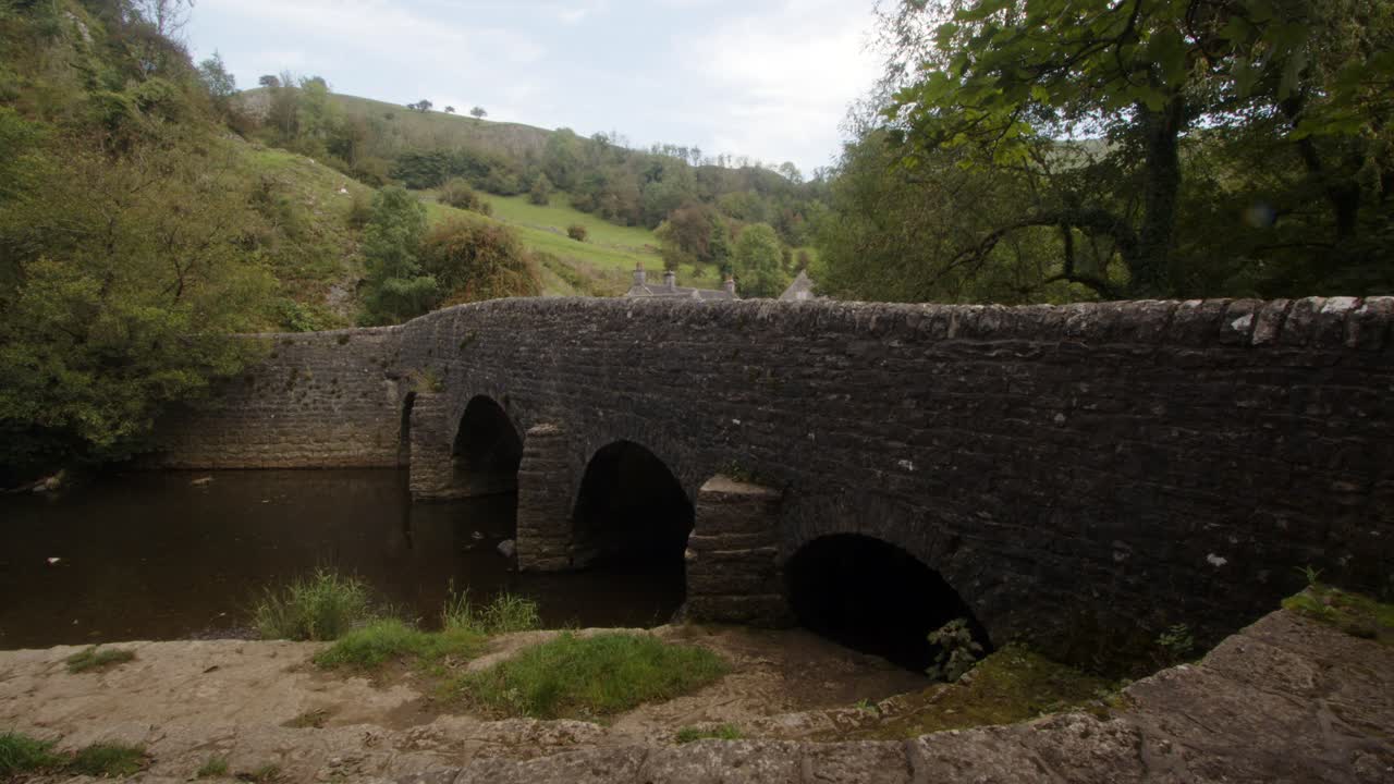 toma lateral del puente de piedra en el molino de wetton mirando hacia el este