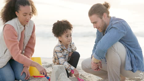 familia, niño y castillo de arena en la playa juntos