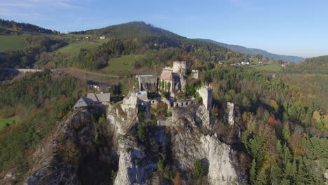 Luftdrohnenaufnahme-Einer-Burg-Auf-Einem-Hügel-Bei-Sonnenuntergang,-Nach-Links-Fliegend,-4k-Uhd