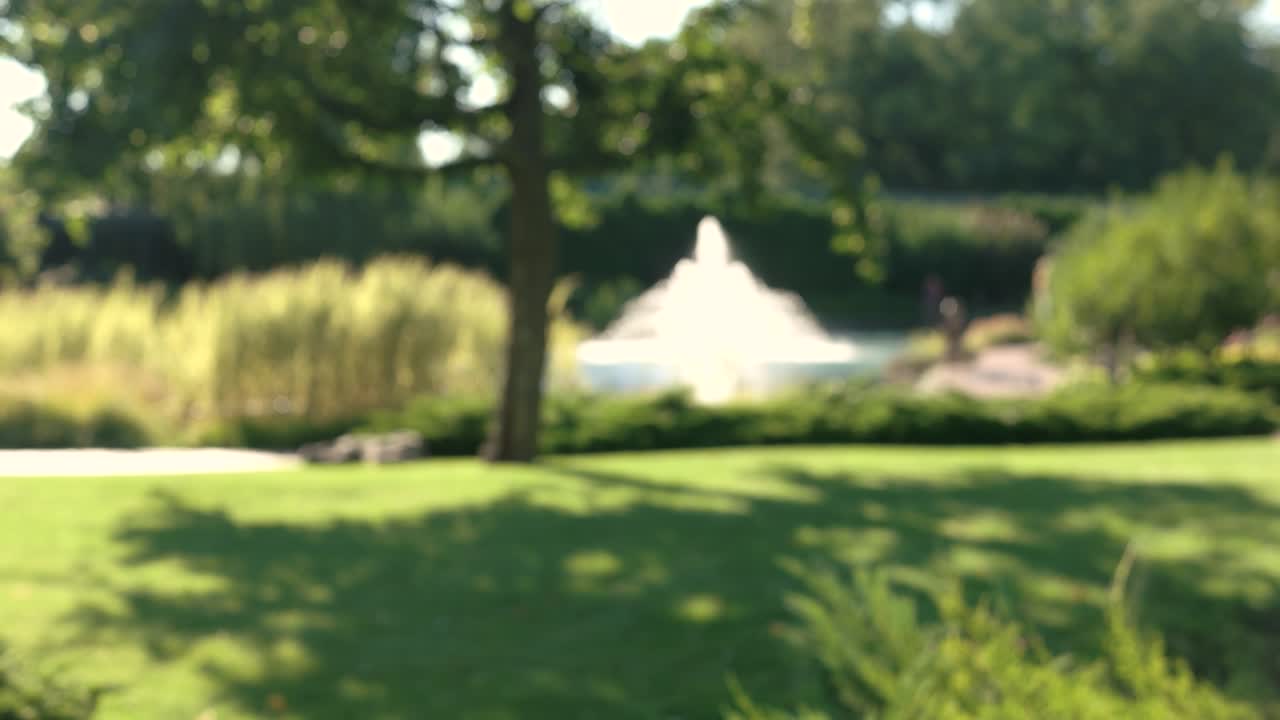 Verschwommene Natur und Brunnen