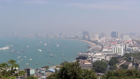 Pattaya-Stadt-Und-Strand-Vom-Aussichtspunkt-Phra-Tamnak-Am-Morgen-In-Thailand