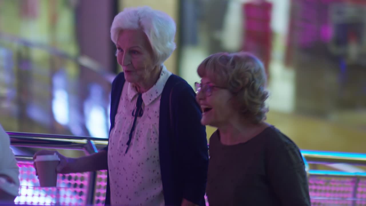 друзья пьют кофе в торговом центре