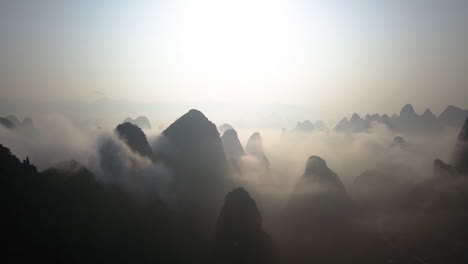 Montañas-Kársticas-Cubiertas-De-Niebla-Al-Amanecer-En-Yangshuo,-Guilin,-China