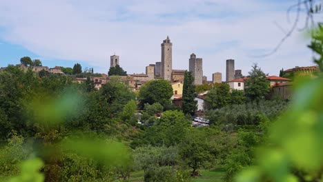 Vista-Lejana-Del-Centro-Histórico-De-San-Gimignano,-Patrimonio-De-La-Humanidad-Por-La-Unesco-En-Toscana,-Italia