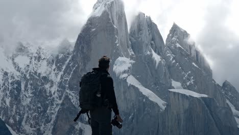 Photographer-looking-to-Cerro-Torre-in-Chalten,-Patagonia