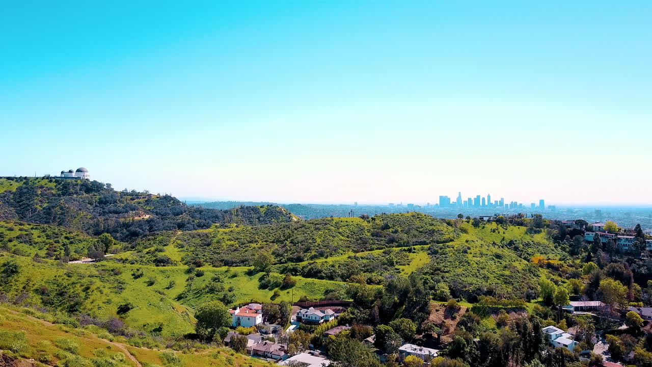 도심 l의 떠오르는 드론 영상