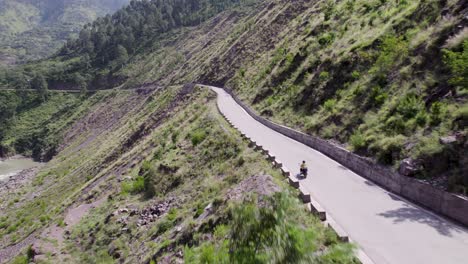 Toma-Aérea-De-Una-Ciclista-Solitaria-En-El-Valle