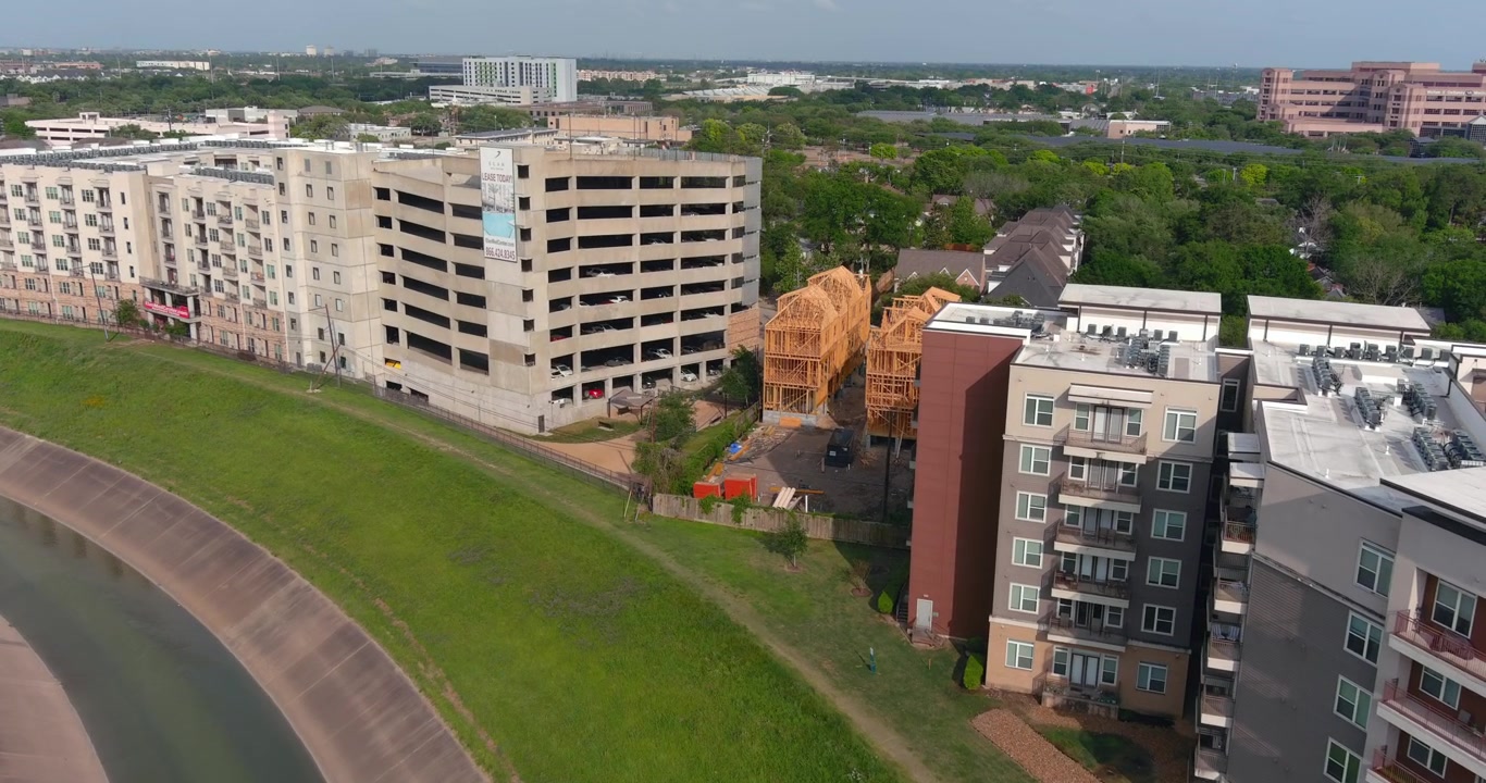 Inquadratura di apertura dall'alto del Buffalo Bayou a Houston, Texas