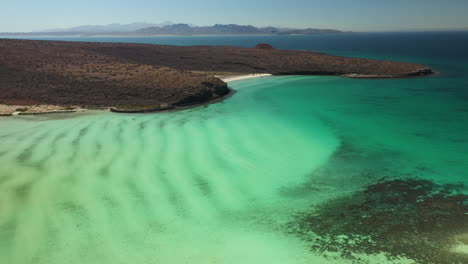 toma cinematográfica de drones de la playa de balandra, pasando por las colinas rojas y las aguas turquesas, toma amplia y reveladora