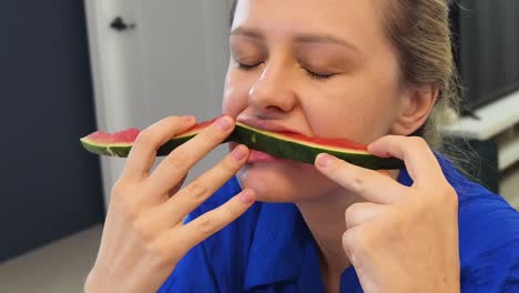 mujer comiendo sandía
