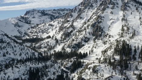 Luftaufnahme-Der-Berge-Rund-Um-Den-Emerald-Bay-Lake-Tahoe-Mit-Autos,-Die-Sich-Entlang-Des-Highway-89-Bewegen
