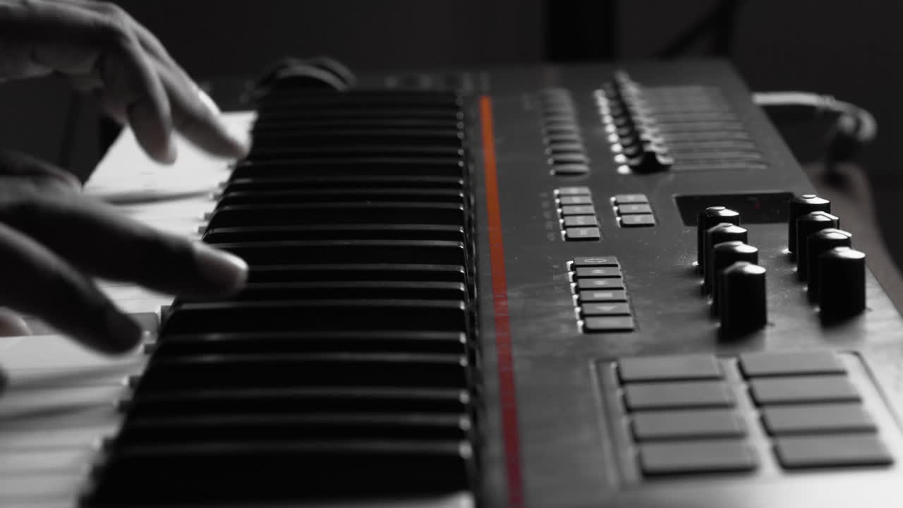 video de primer plano de un músico tocando el piano