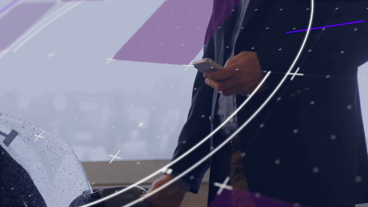 animación de procesamiento de datos digitales sobre empresario caucásico usando teléfono inteligente