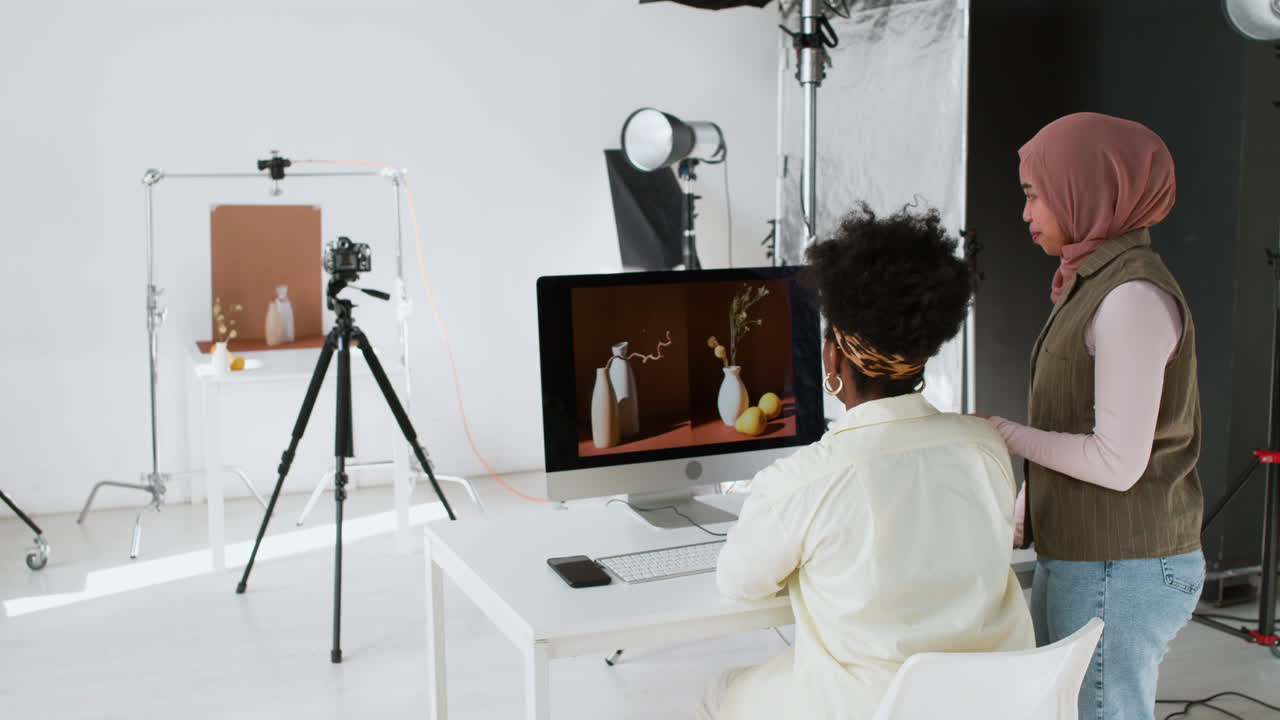 fotógrafos mirando las imágenes