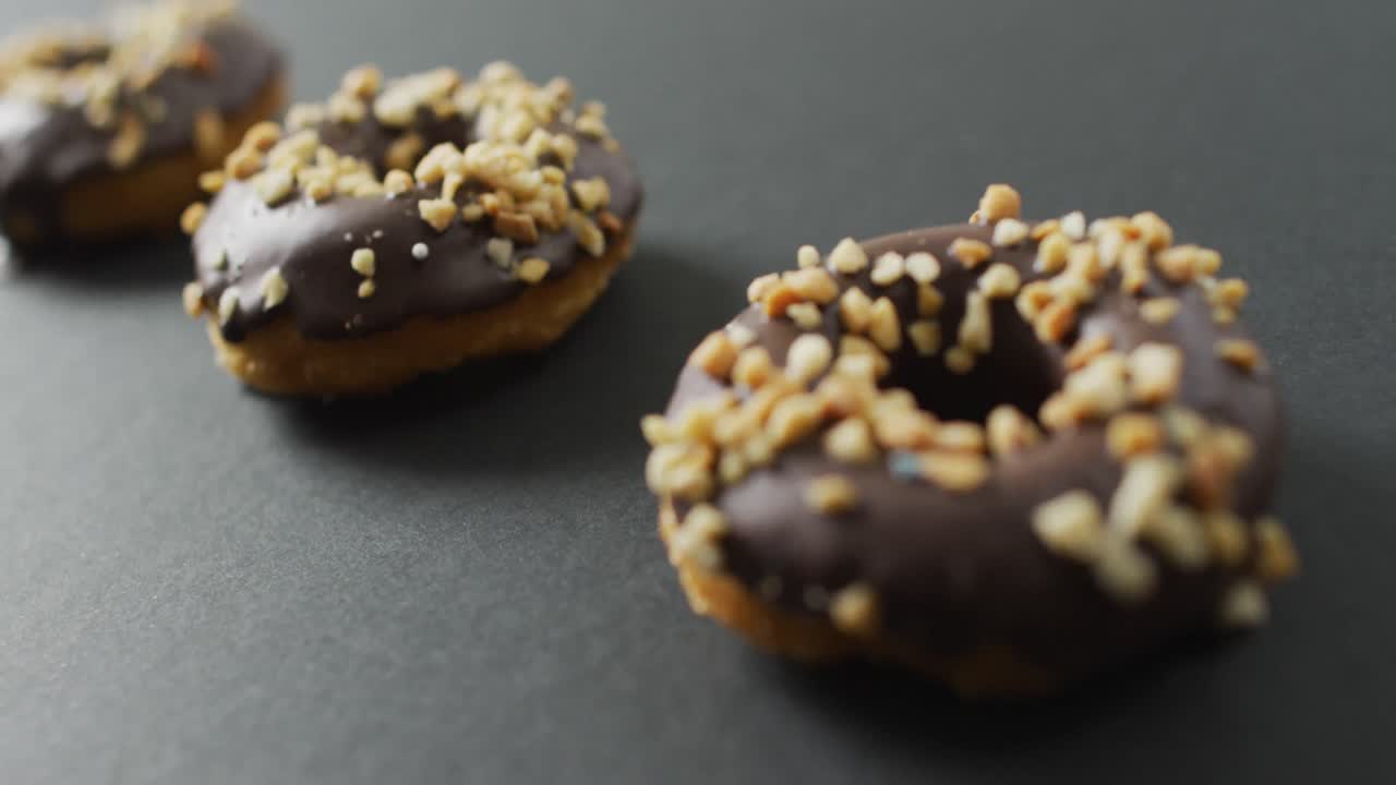 video de rosquillas con chocolate sobre un fondo gris
