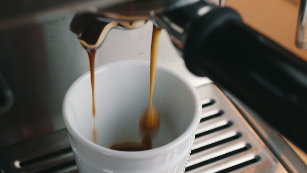 café que fluye suavemente en la vista superior de la taza de espresso