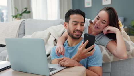 Paar-Auf-Sofa,-Internetplanung-Mit-Laptop